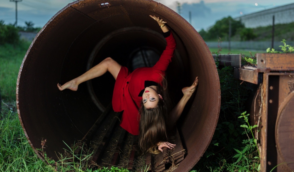 Девушка в железной трубе