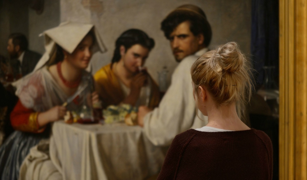 Девушка в картинной галерее