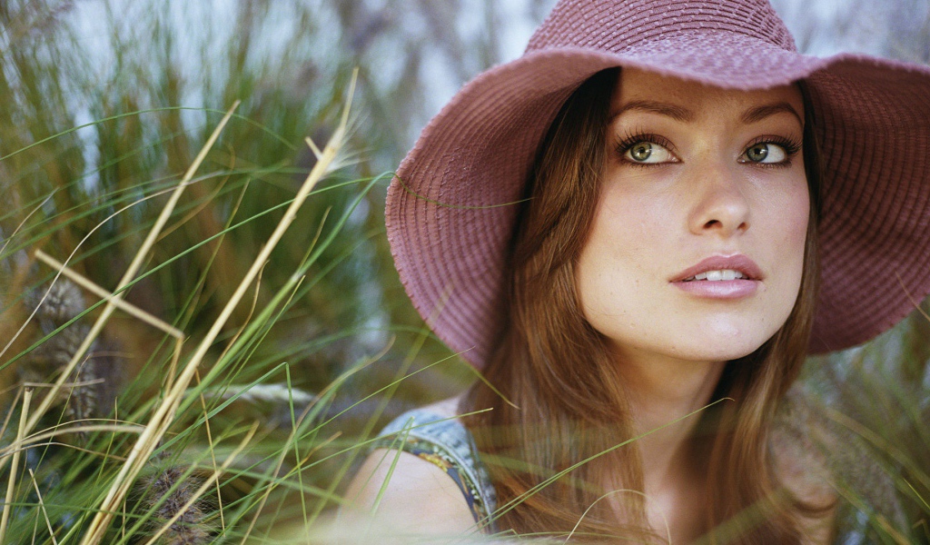 Девушка в розовой шляпе Оливия Уайдли