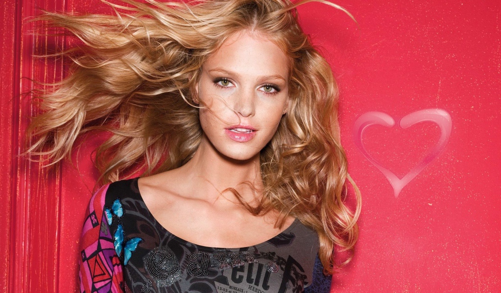 Девушка у красной стены, модель Эрин Хитертон