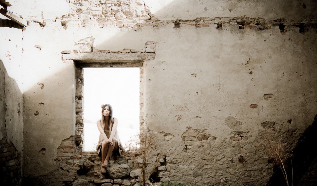 Девушка на окне в руинах