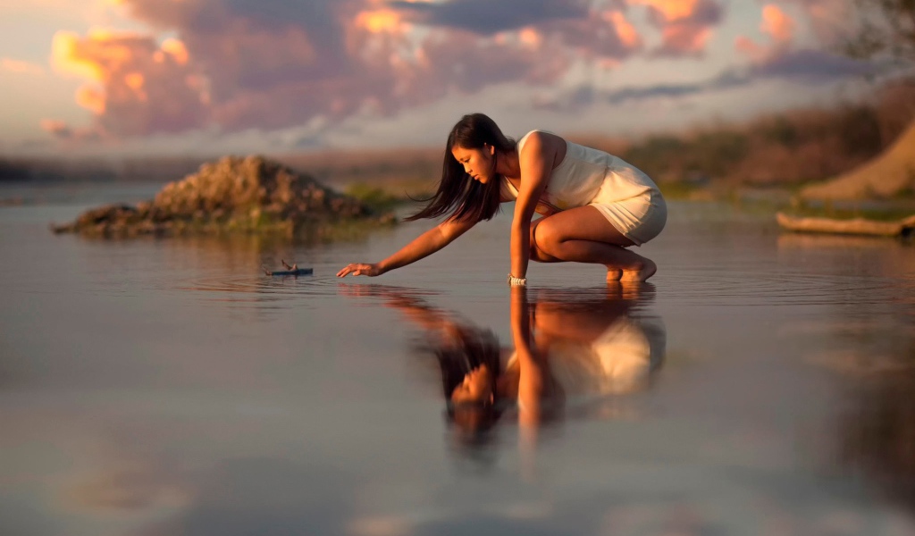 Девушка отражается в воде