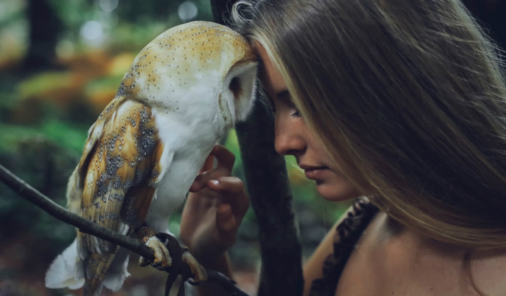 Девушка прислонилась к сове