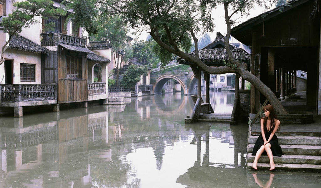 Девушка смотрит на затопленную улицу