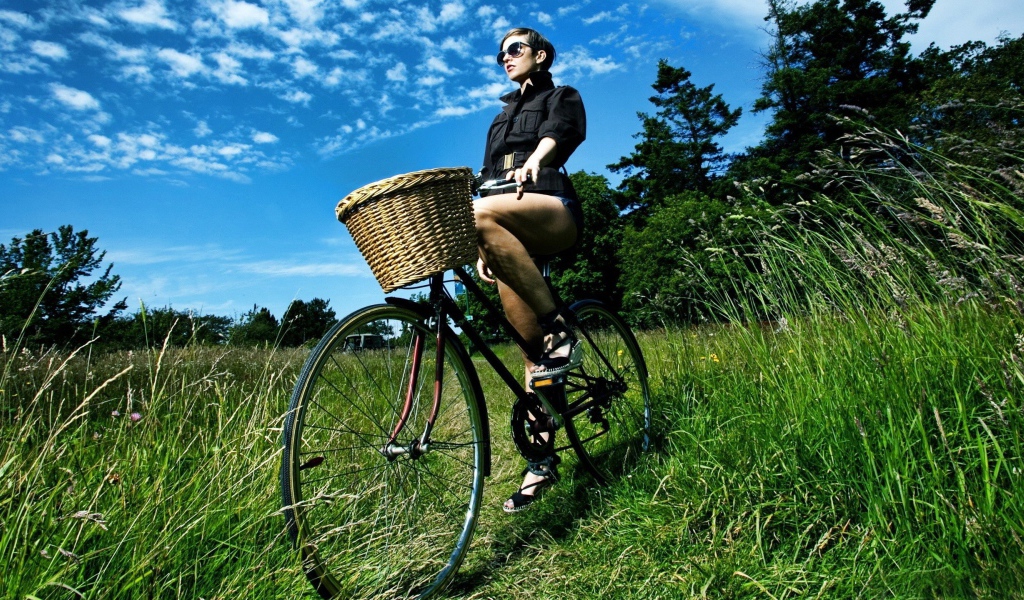 Девушка на велосипеде в поле