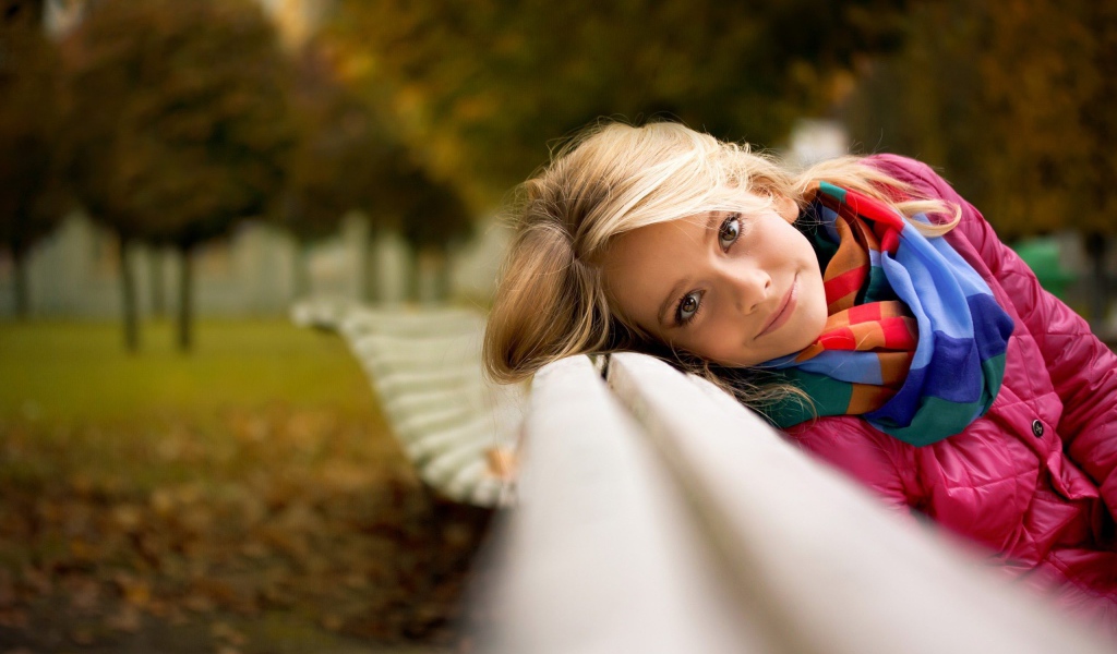 Девушка на скамье в осеннем парке