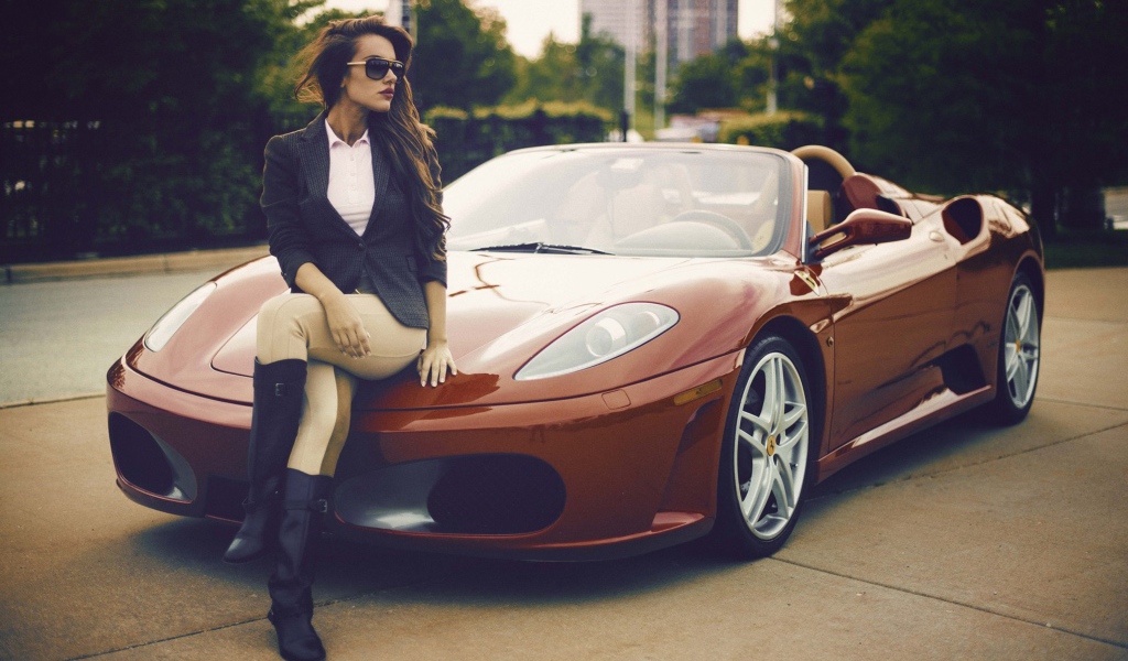 Девушка на капоте коричневого Ferrari кабриолет