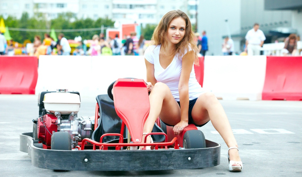 Девушка на картинге