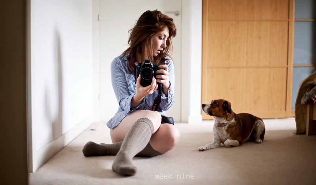 Девушка фотограф со своей собакой