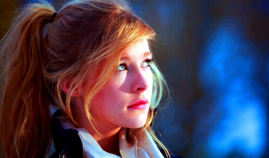 Лицо девушка освещено солнцем