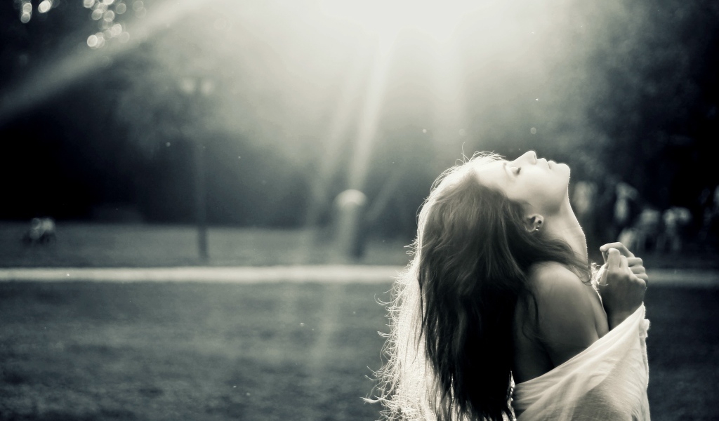 Девушка запрокинула голову