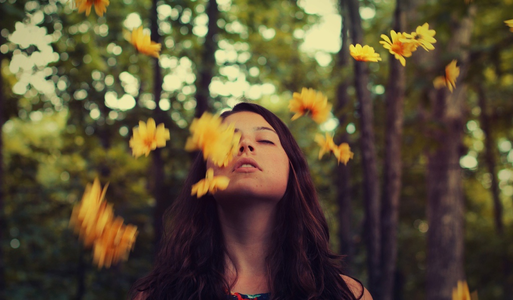 Девушка подбросила желтые цветы