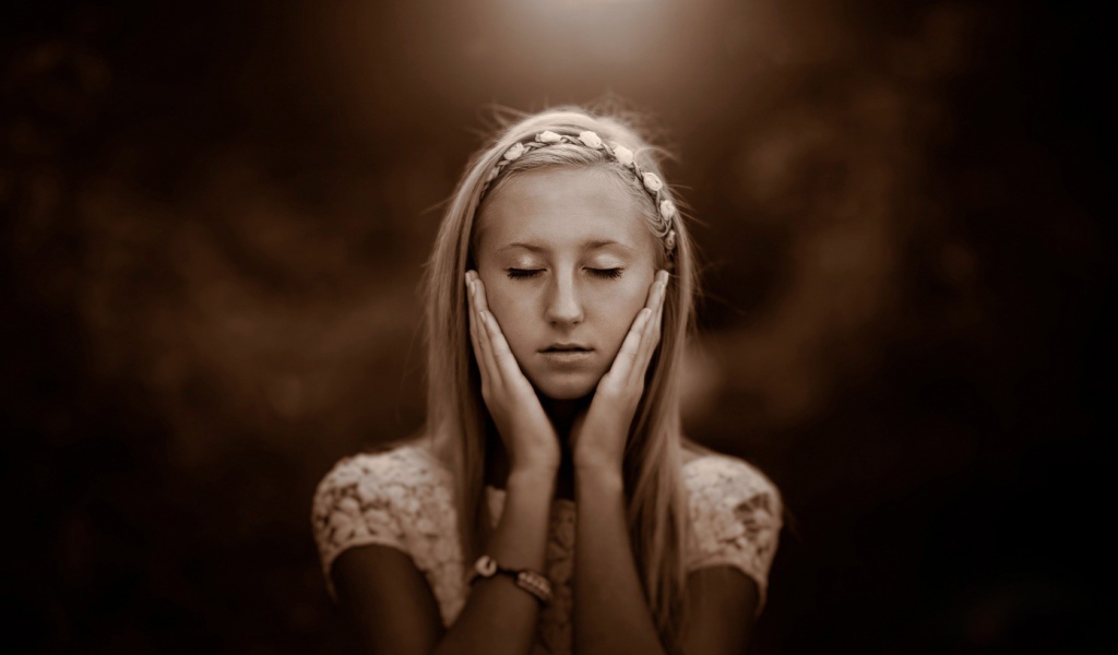 Девушка прикоснулась руками к лицу