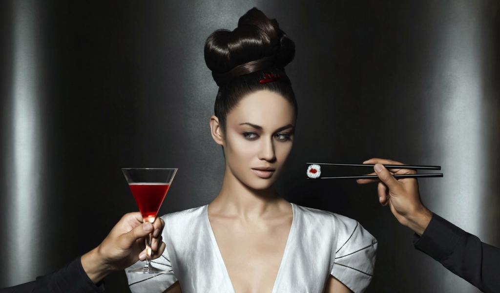 Девушку угощают вином и суши