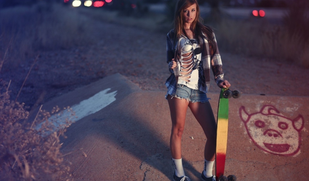 Девушка с ярким скейтбордом