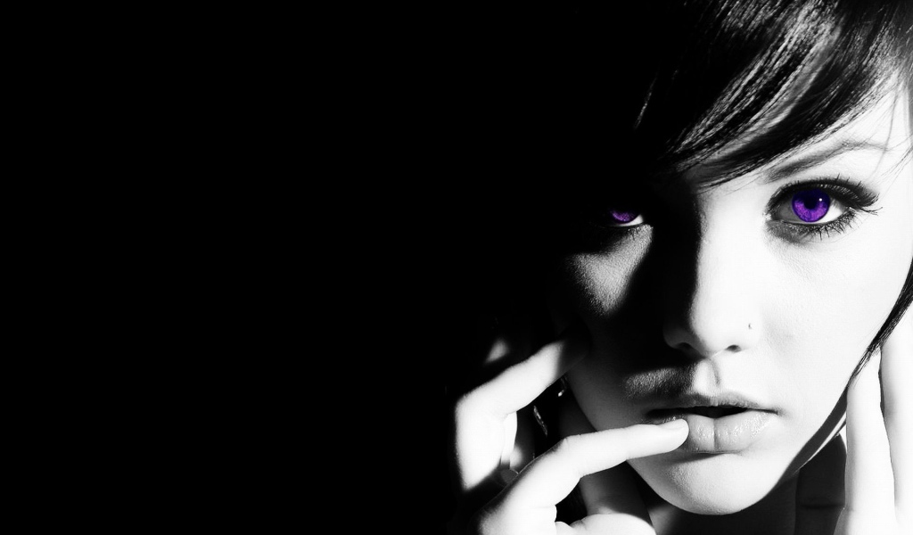Девушка с черными волосами и фиолетовыми глазами