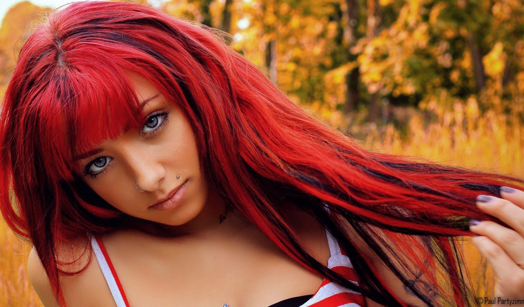 Девушка с красными волосами и кольцом в носу