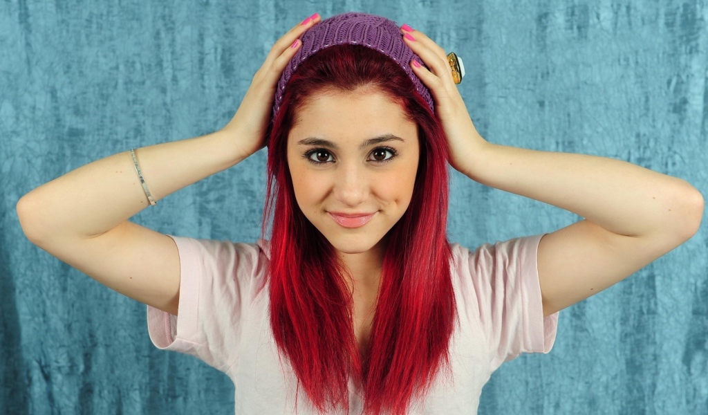 Девушка с красными волосами в сиреневой повязке