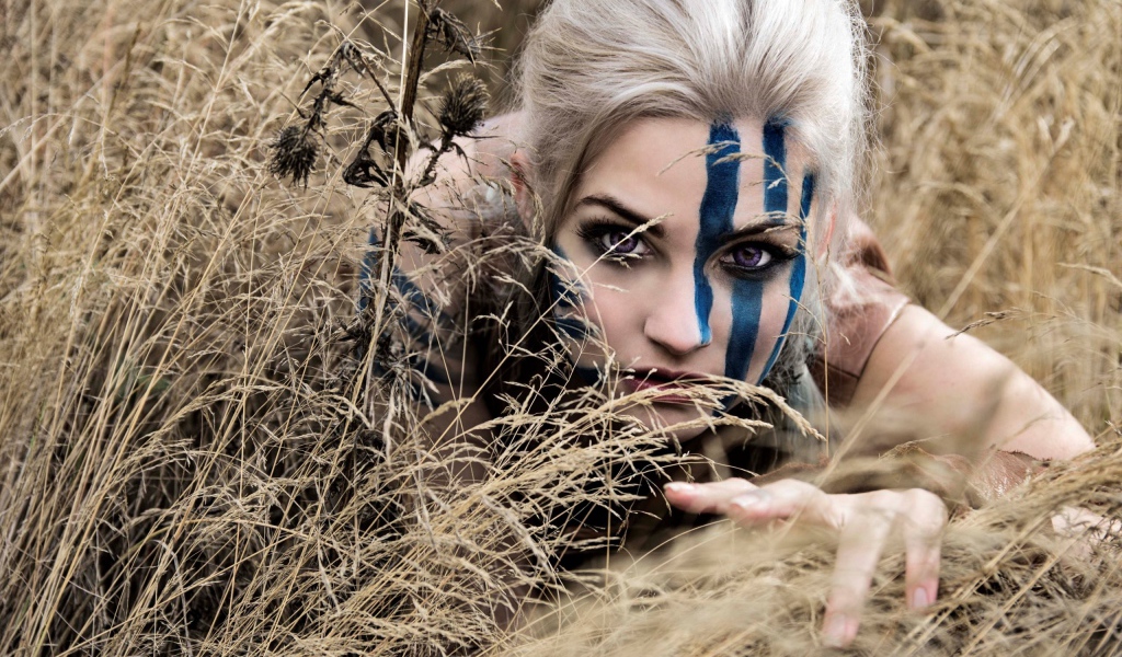 Девушка с синей раскраской на лице