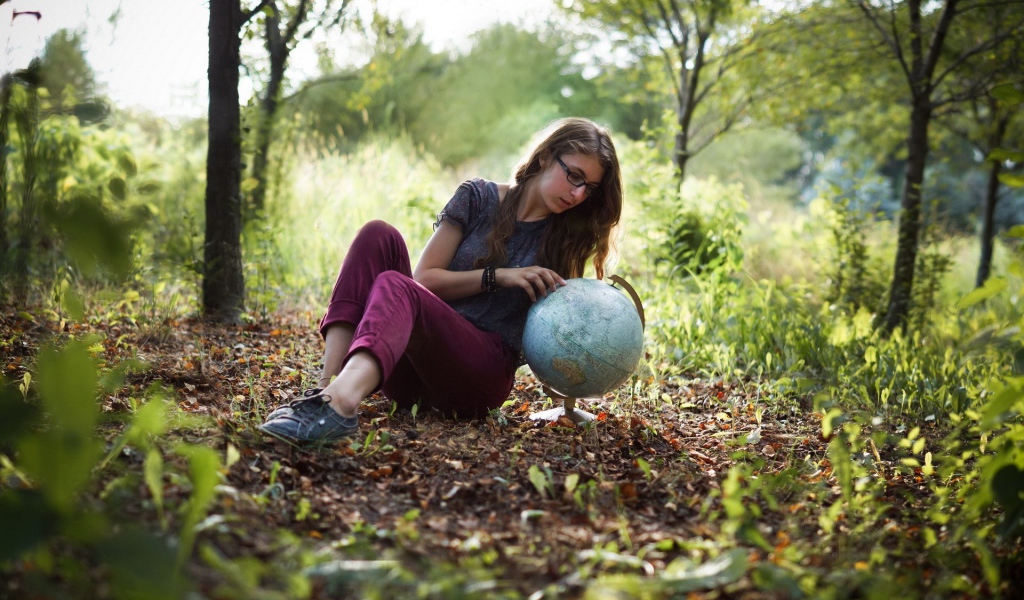 Девушка с глобусом на полянке