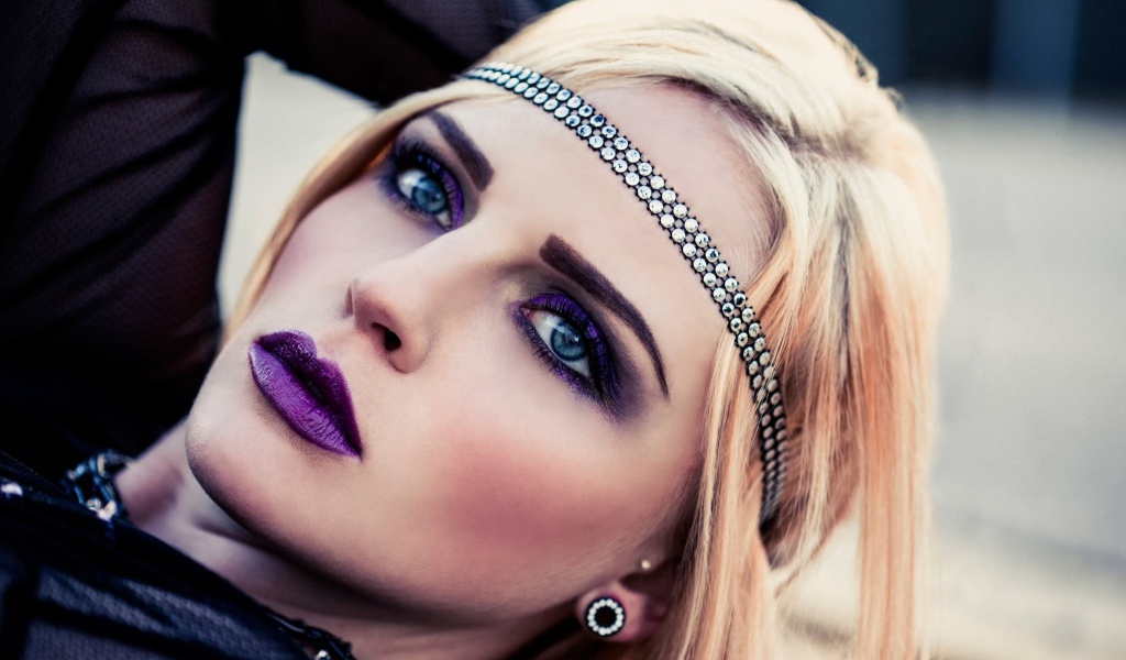 Девушка с фиолетовыми губами