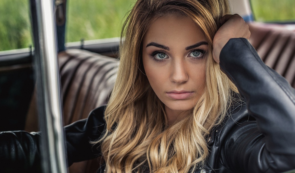 Зеленоглазая блондинка в автомобиле