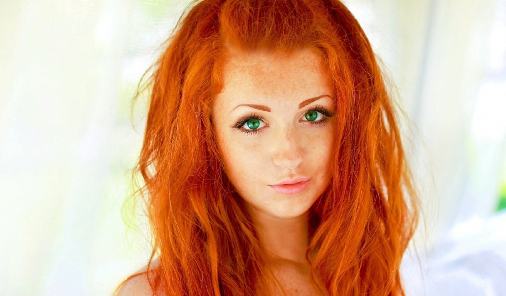 Рыжеволосая модель с зелеными глазами