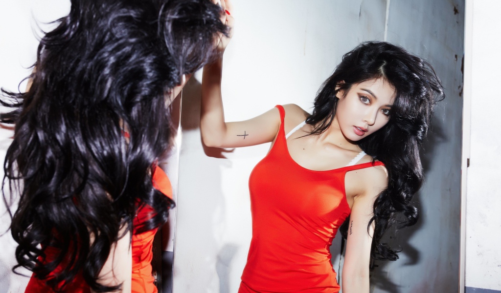 Певица из Кореи Хёна