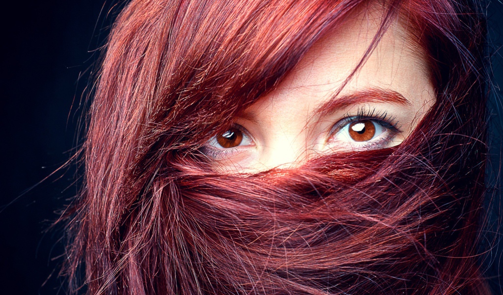 Паранджа из каштановых волос девушки