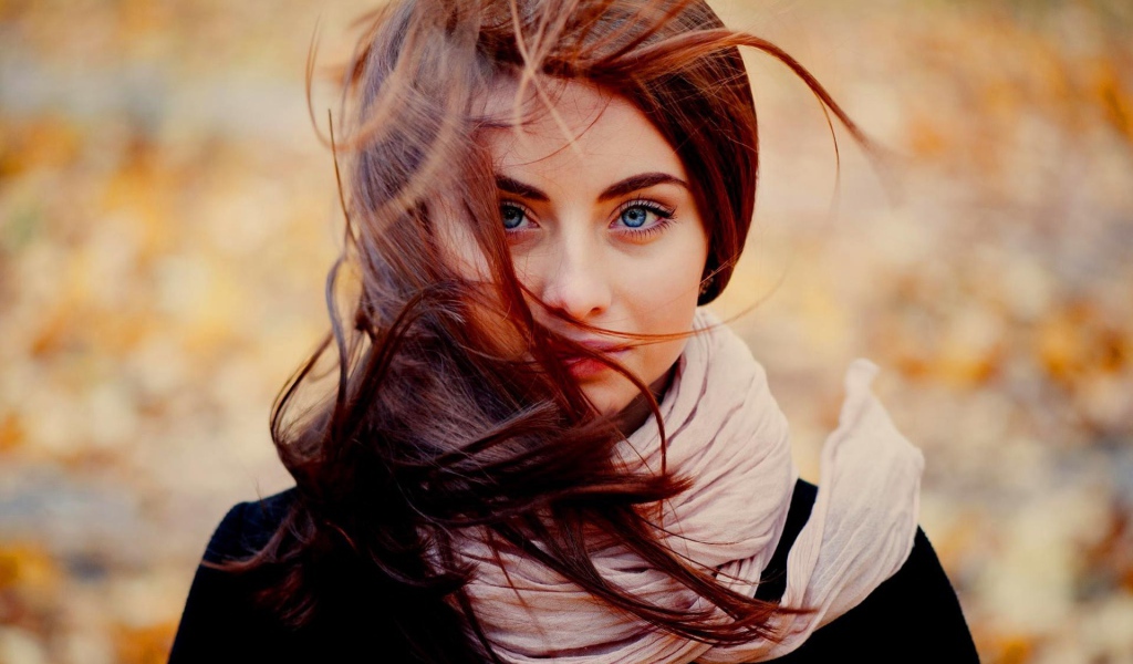 Ветер треплет волосы у девушки