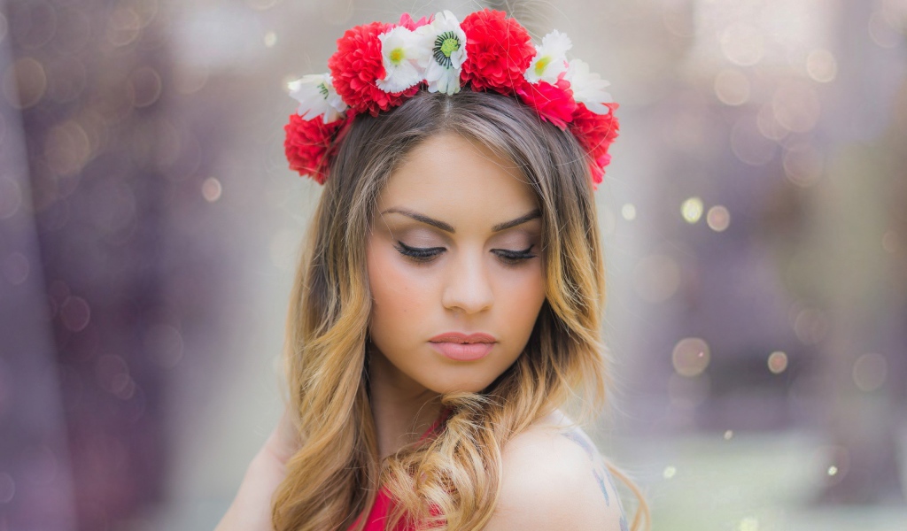 Венок из белых и красных цветов на голове у девушки