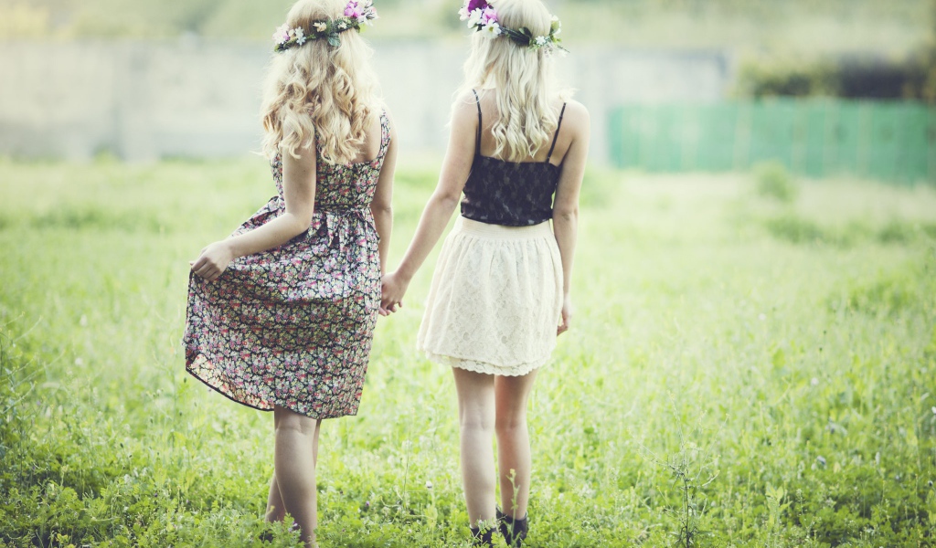 Две блондинки гуляют по газону