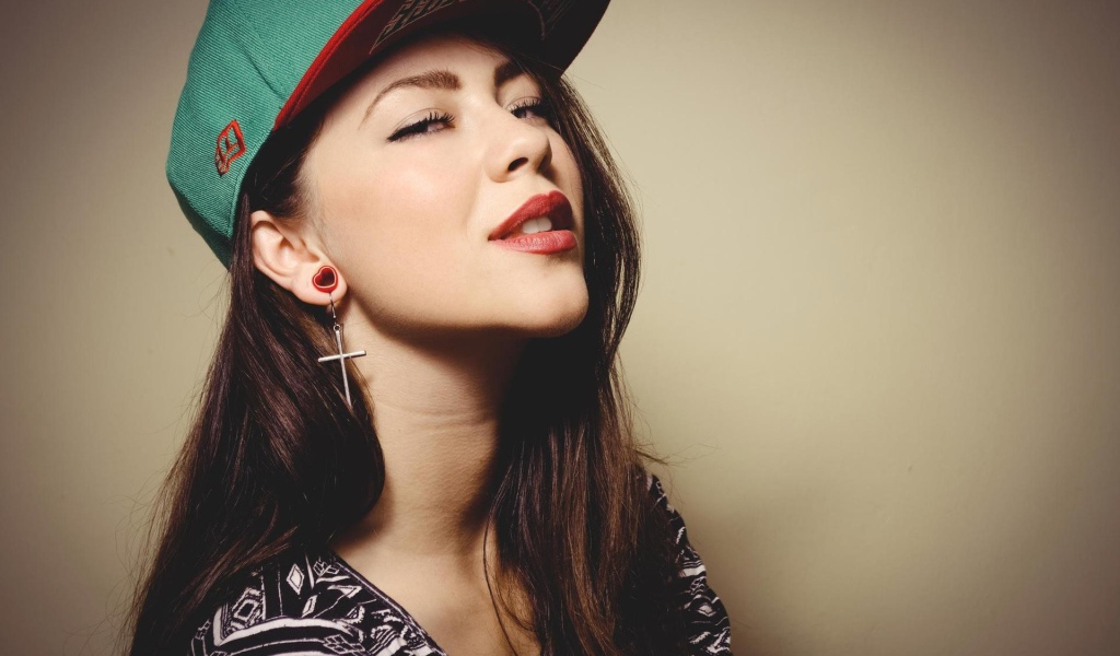 Необычные сережки у девушки