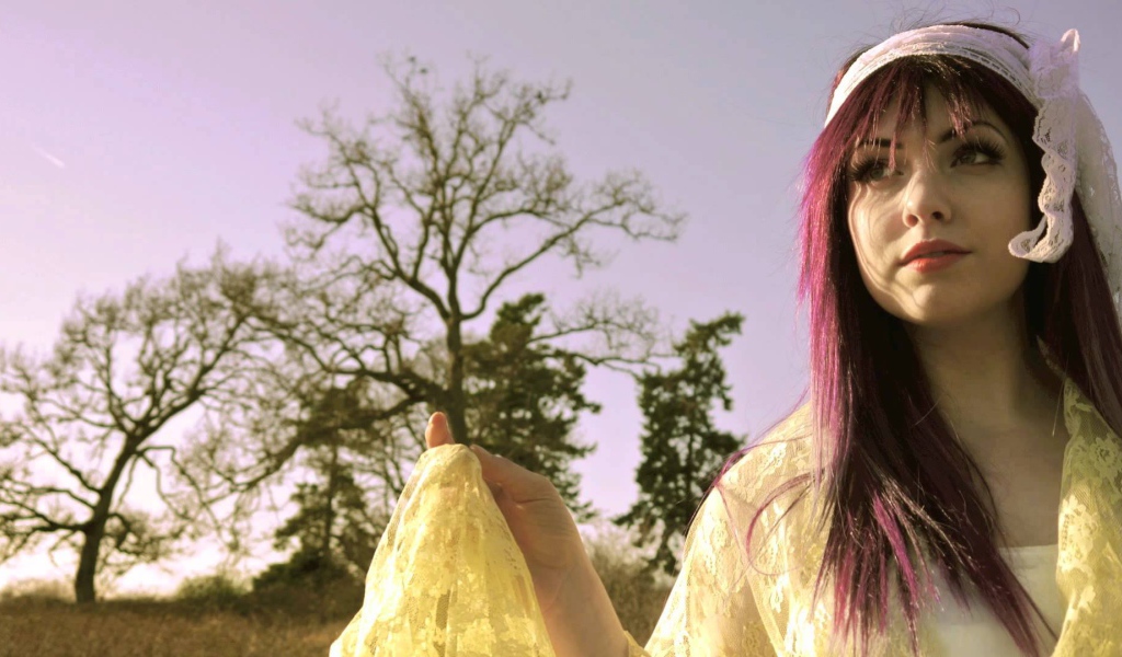 Veela на фоне дерева