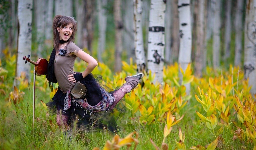 Скрипачка в березовой роще