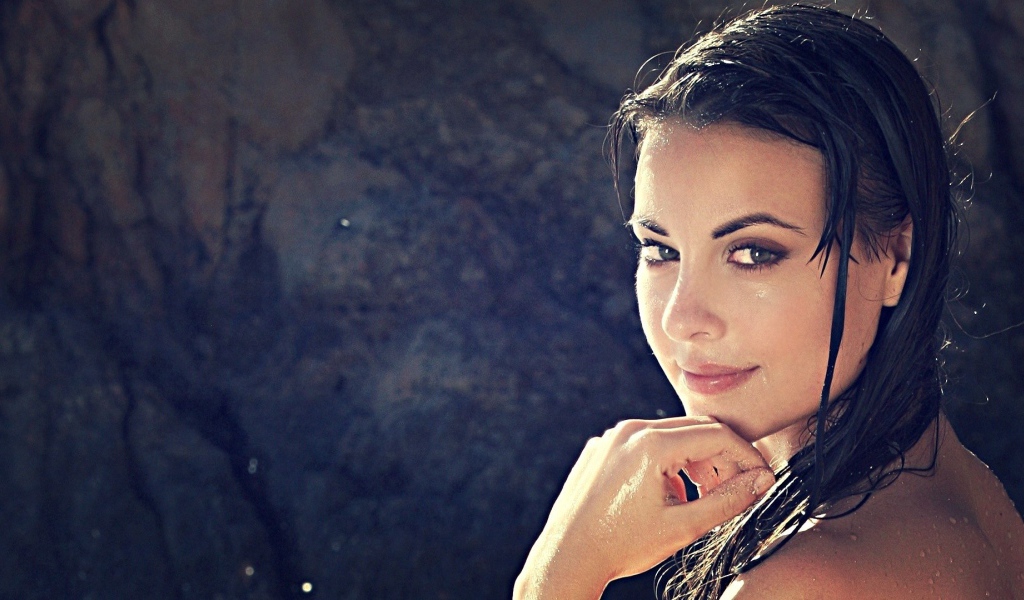 Мокрые волосы у девушки Lorena Garcia