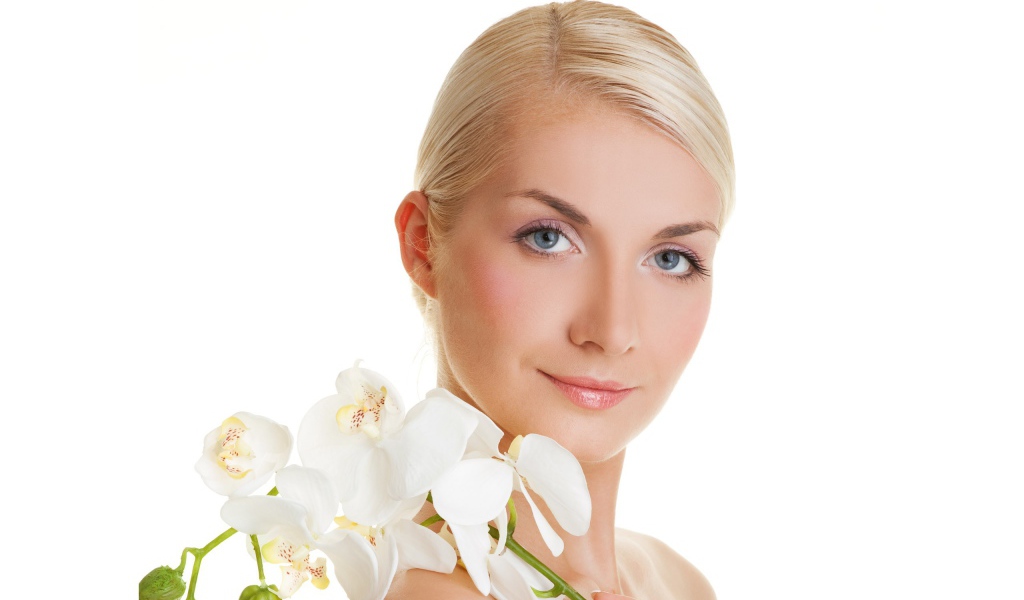 Белые цветы на плече у девушки