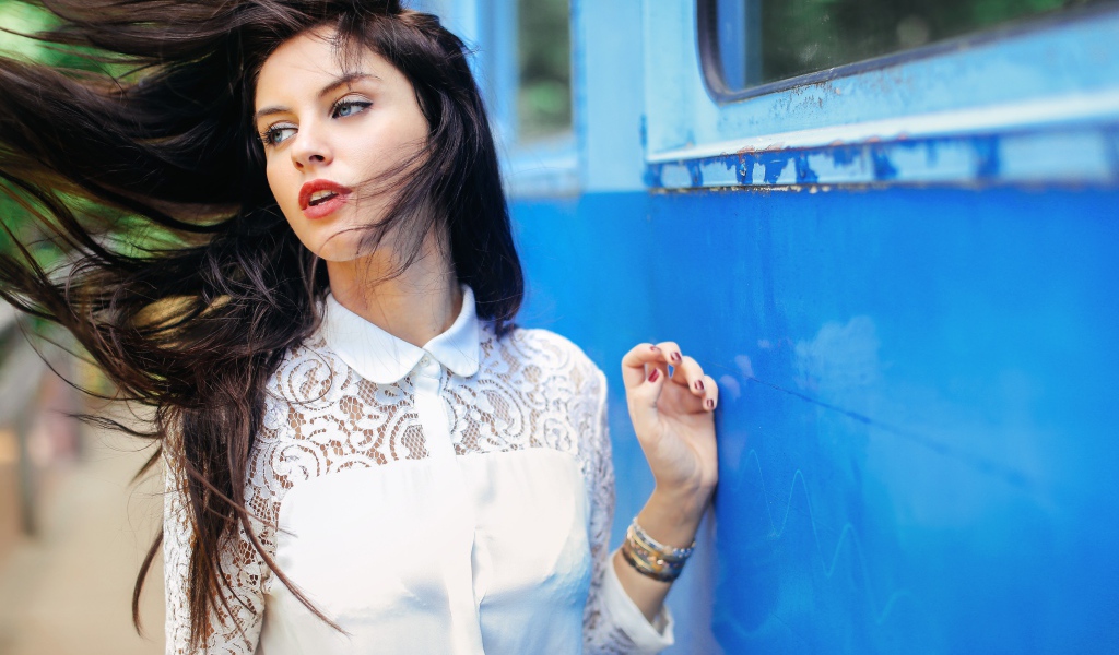 Ветер в волосах у девушки Aurela Skandaj