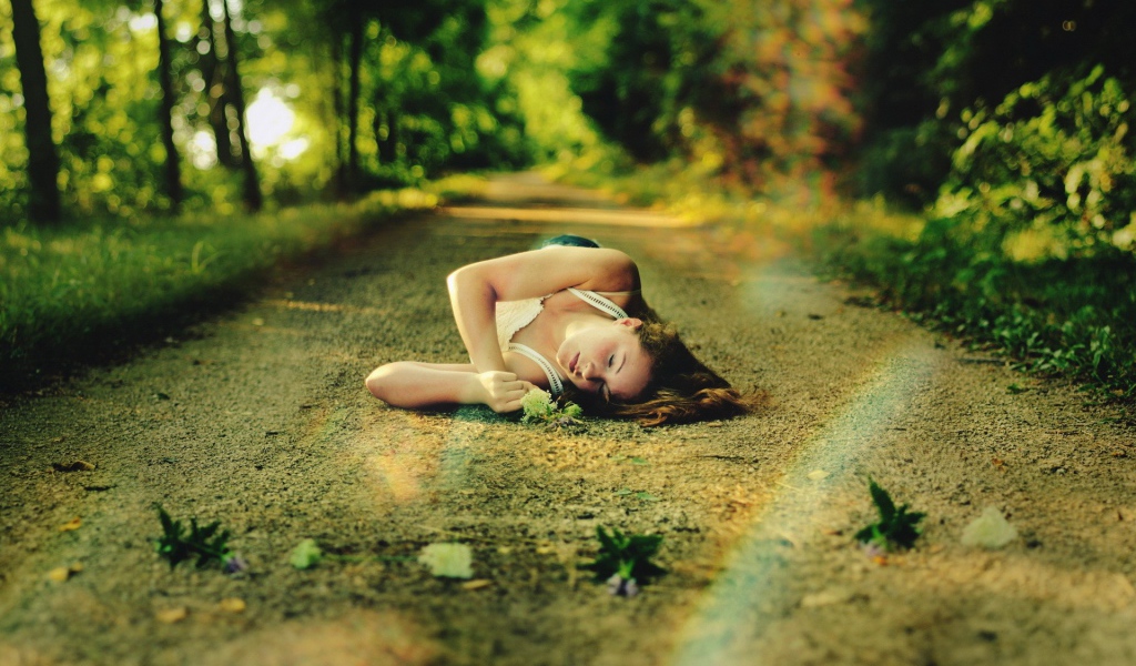 Женщина спит на лесной дороге
