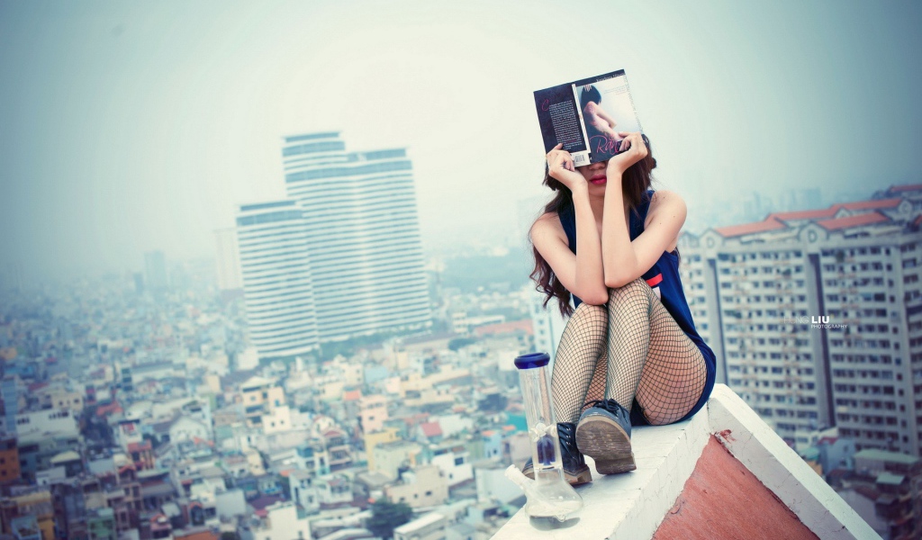 Женщина с книгой на крыше