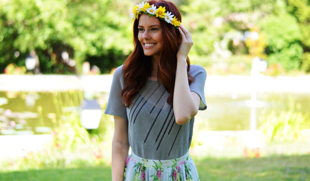 Венок из цветов на голове девушки