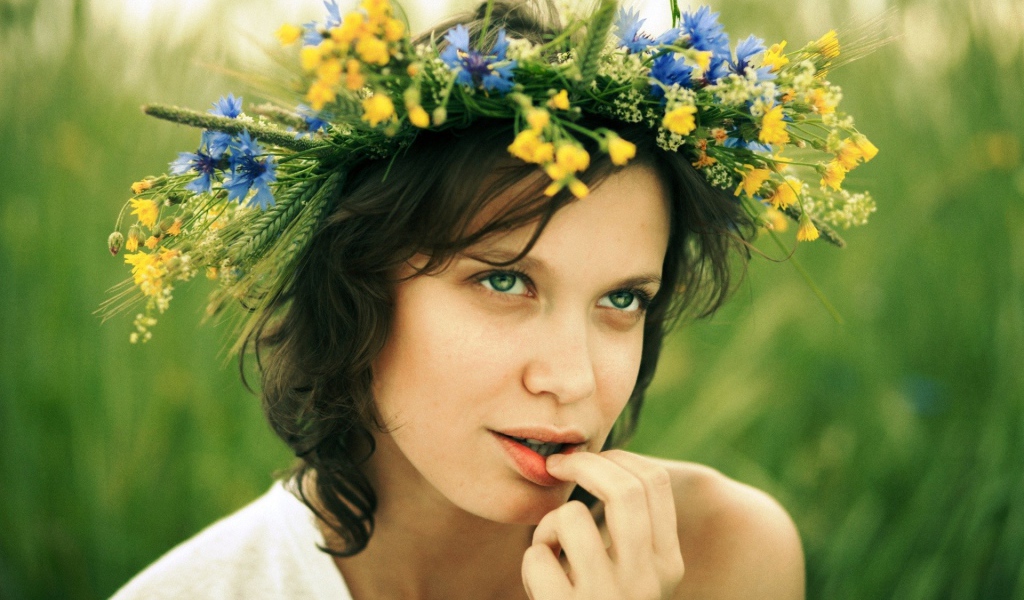 Венок из цветов на голове у девушки