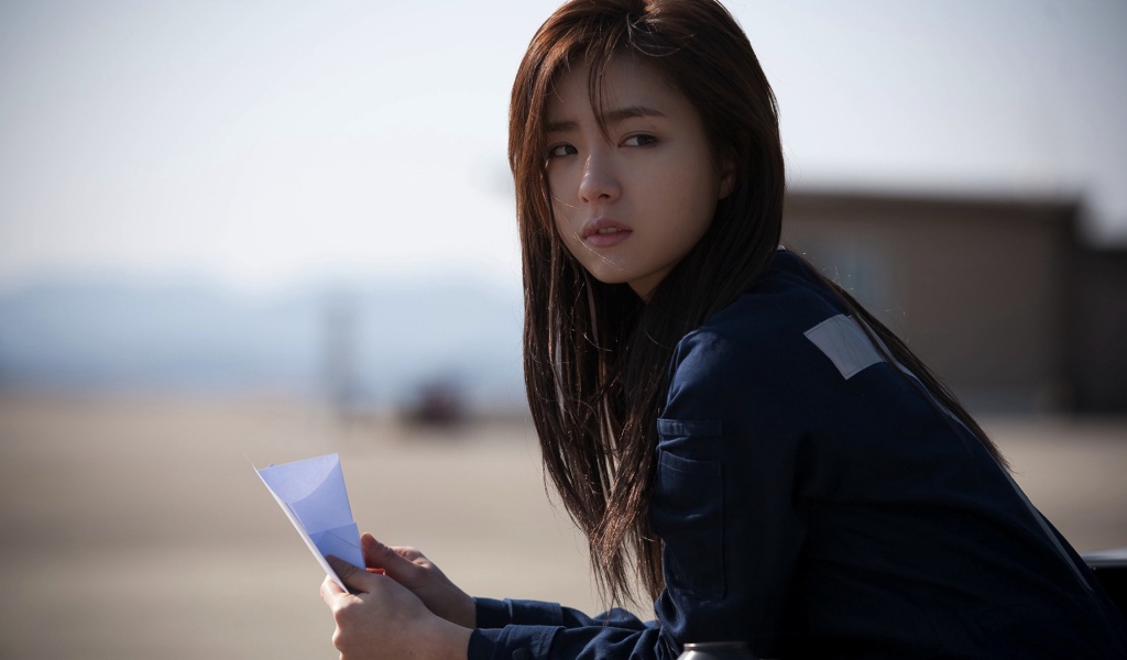 Японская девушка с бумагой в руке