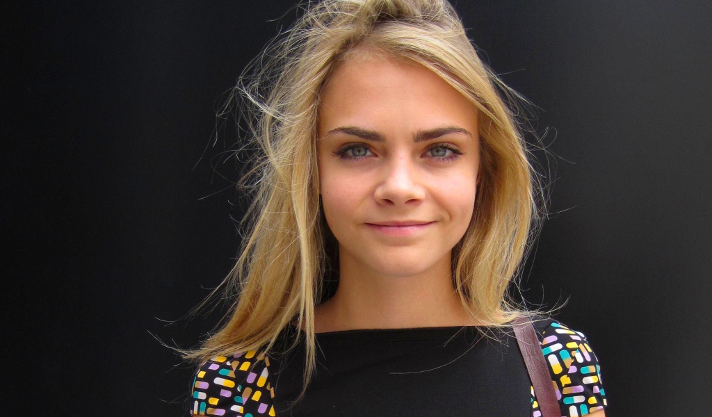 Милая девушка Кара Делевинь