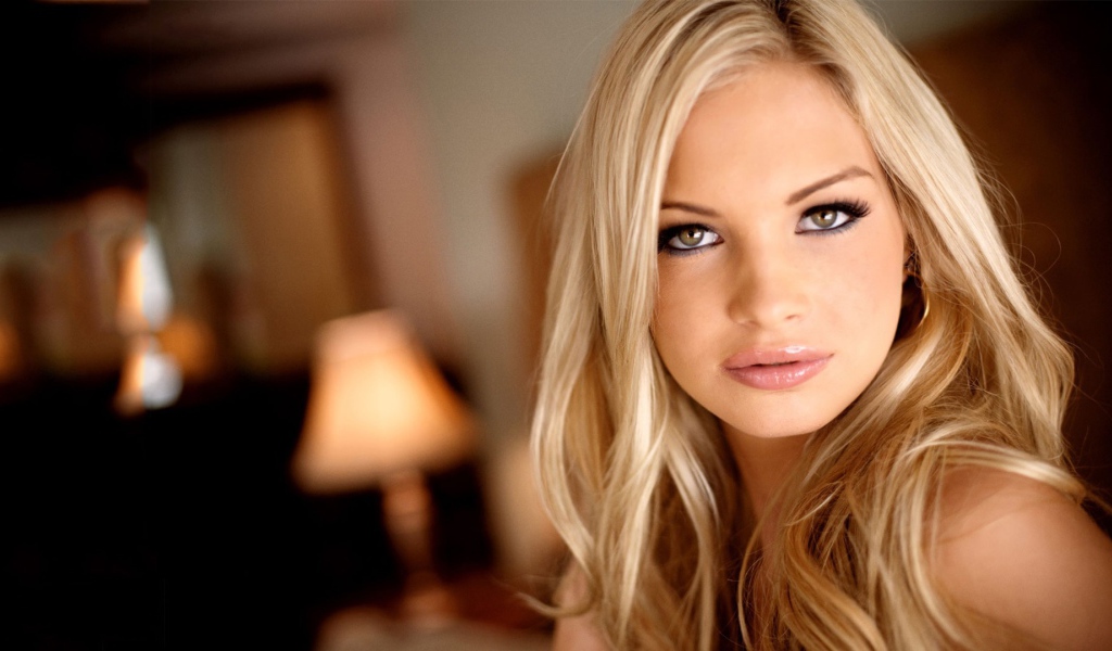 Красивая девушка Franziska Facella