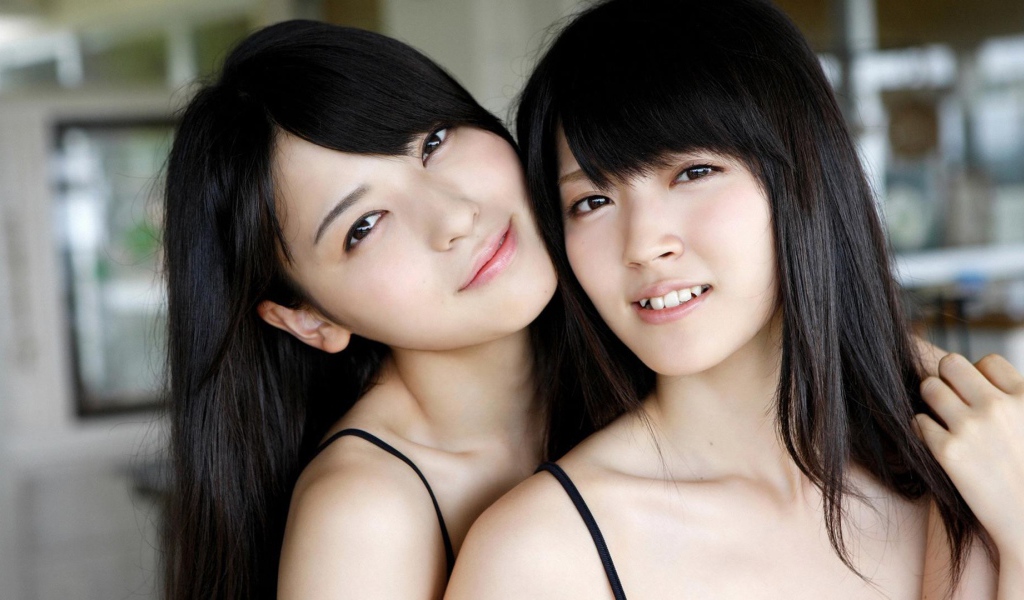 Две девушки сестры из Японии