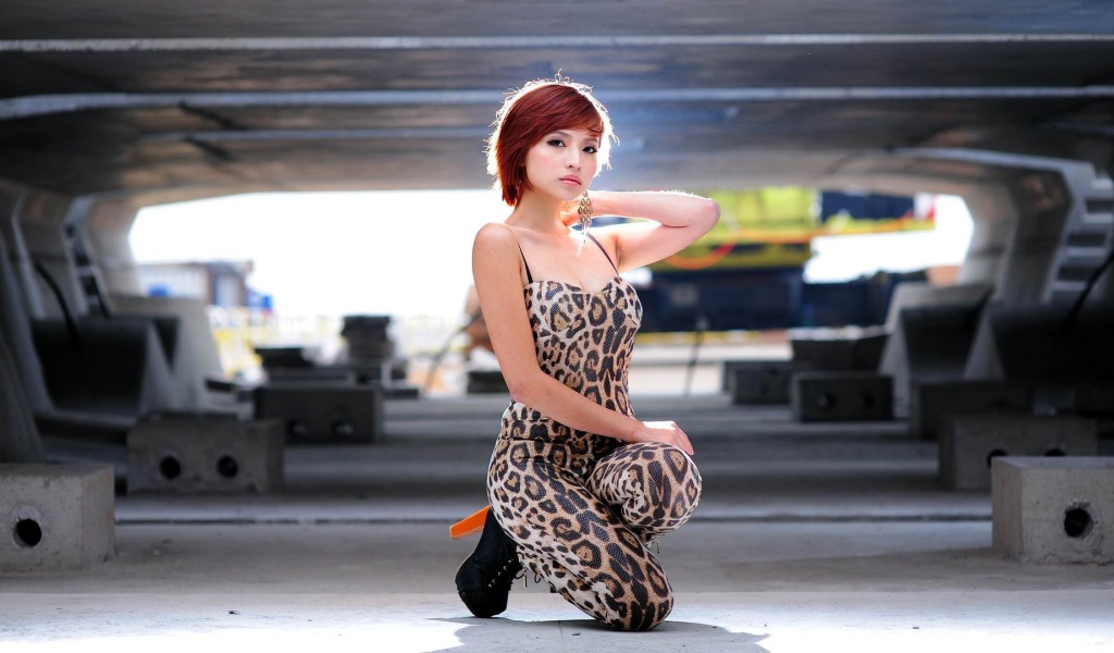 Азиатская модель позирует под мостом