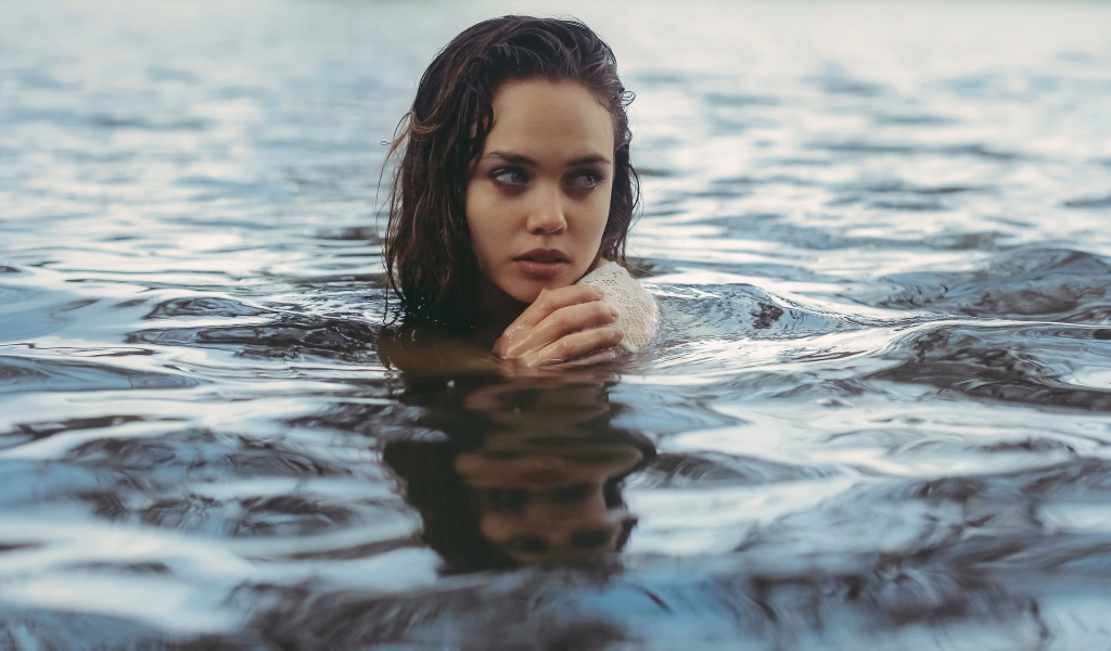 Девушка Aurela Skandaj в воде