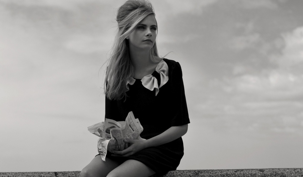 Черно белое фото модели Кара Делевинь