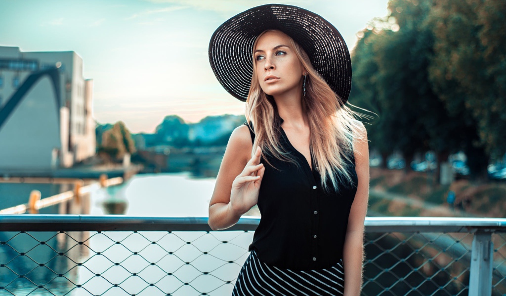 Черная кружевная шляпа на голове у девушки